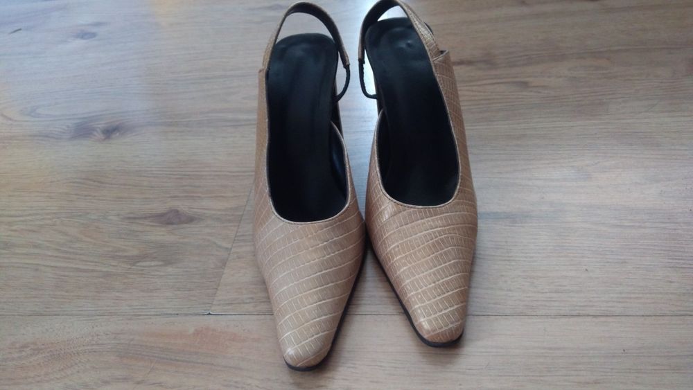 Златисти обувки с ток