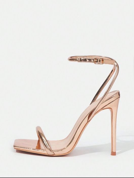 Златни обувки на висок ток