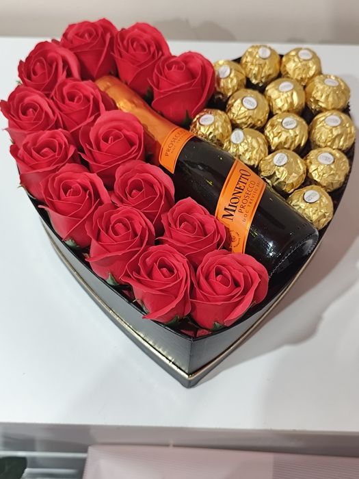 Cutie cu trandafiri,proseco și ferrero Rocher