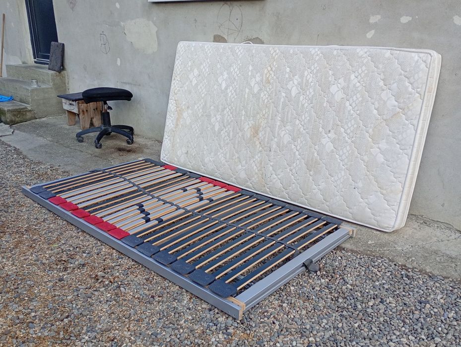 Vând pat de 1 persoana, folosit