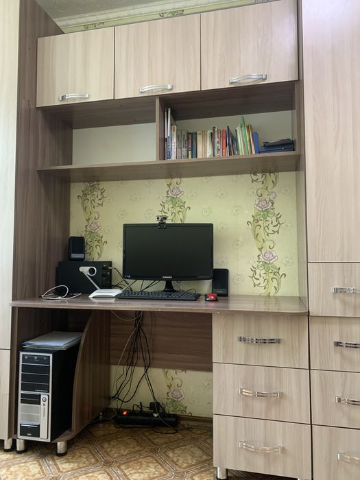 Вместительный шкаф + компьютерный стол