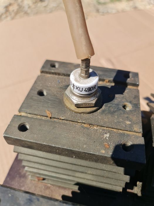 Diode redresoare de mare putere, montate pe radiatoare de aluminiu.