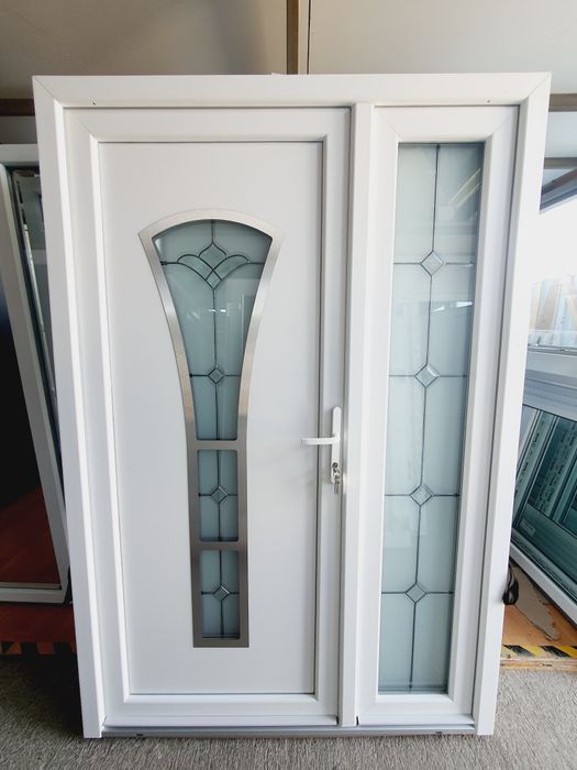 Usa de intrare premium cu  6 camere si trei sticle disponibil pe stoc