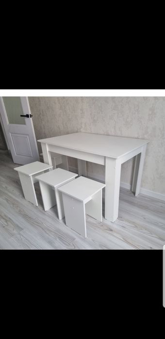 Продается стол с табуретками