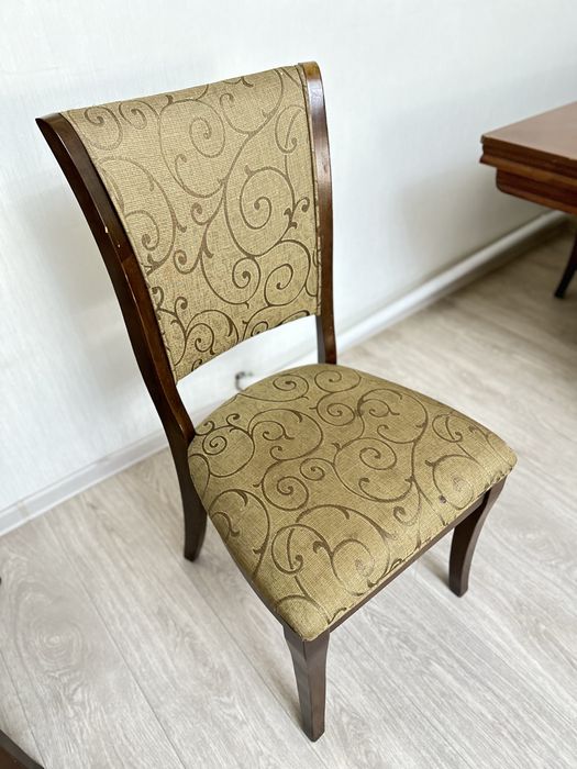 Стол со стульями в гостиную