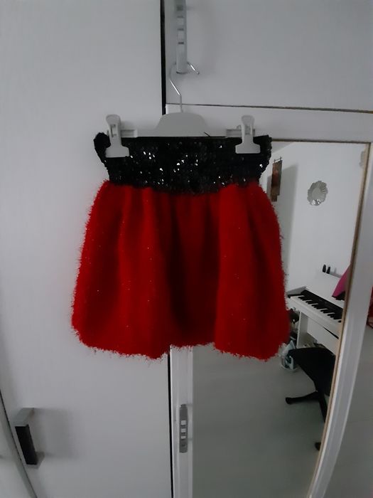 Vând   fustitță  pentru  fetițe  8-13 ani.