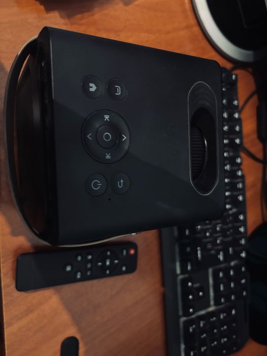 Проектор домашный кинотеатр.