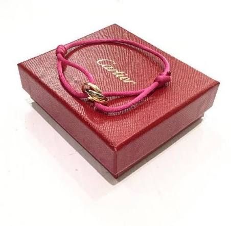 Червена гривна Cartier