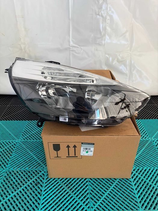 Far dreapta fata Renault Clio 4 2012-2016 nou original Renault
