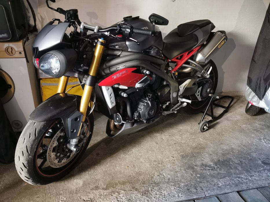 Triumph Speed Triple 1050 R 10/2016

25.000 km reali.

Motocicleta se prezintă foarte bine atât estetic, cât și mecanic. Țin