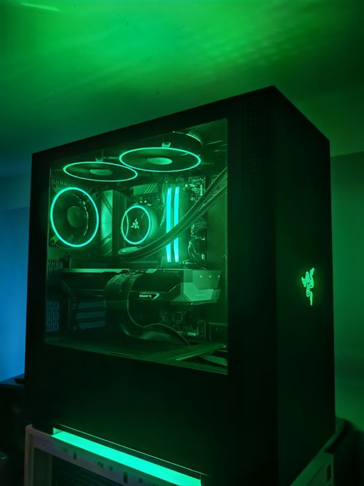 Vand calculator gaming tematica Razer