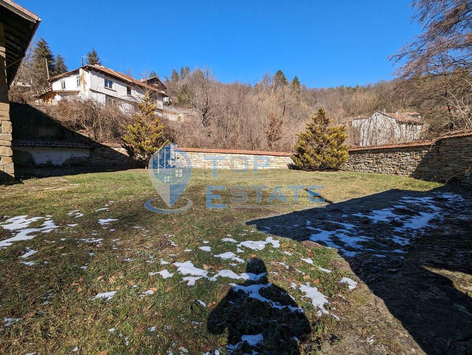 Двуетажна масивна къща в автентичен стил в близост до град Трявна