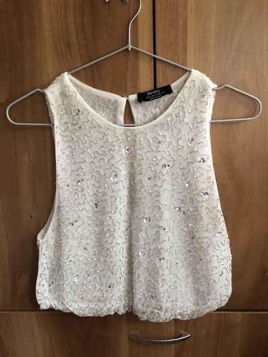 Top Bershka alb cu ștrasuri