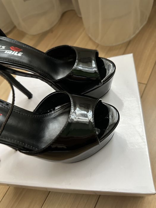 Pantofi cu toc lacuiti