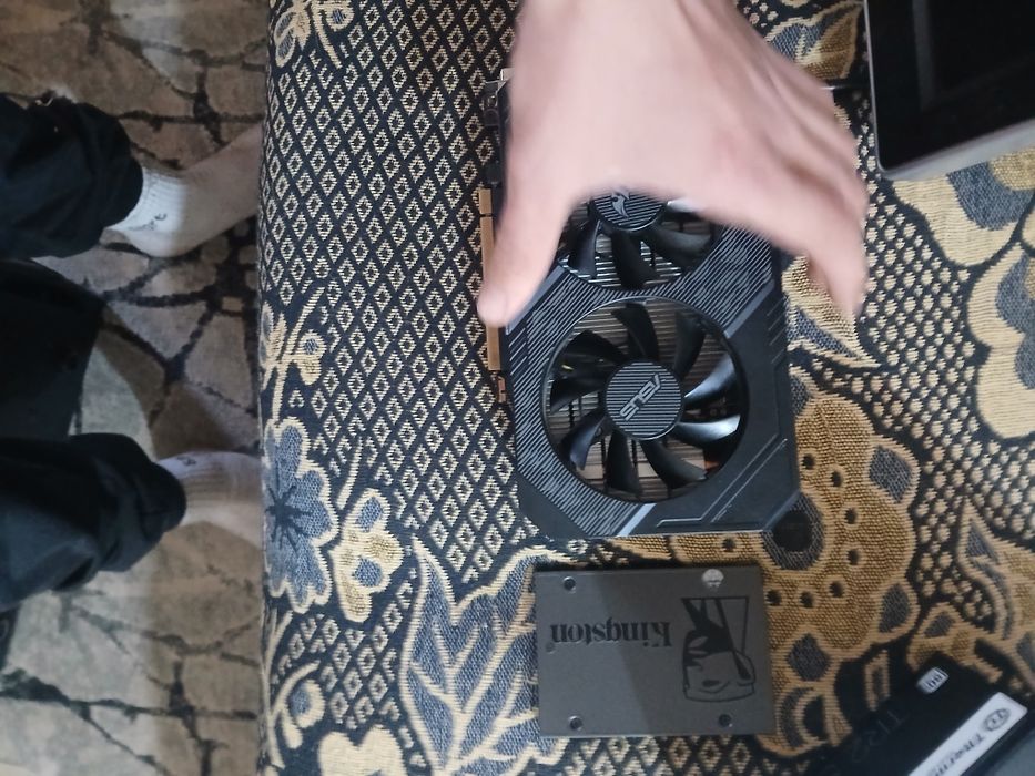 Vand monitor si sursa si placa de geiming  si  pe tote le vand