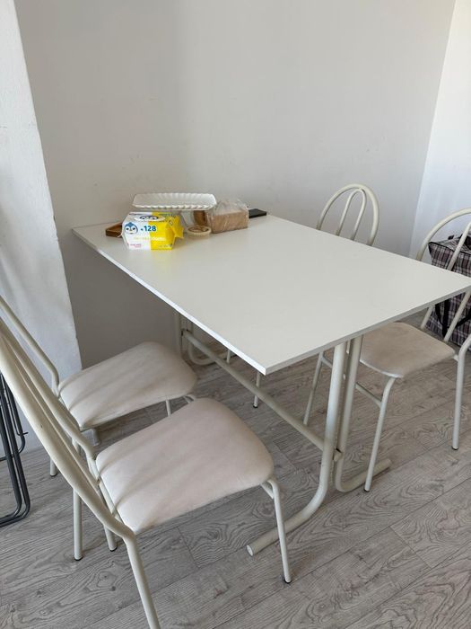 Стол со стульями