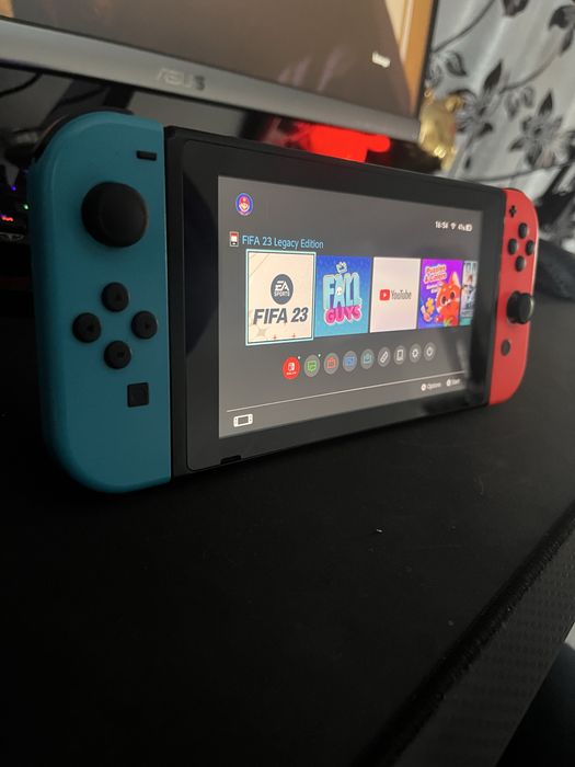 Vand nintendo swich cu 2 jocuri