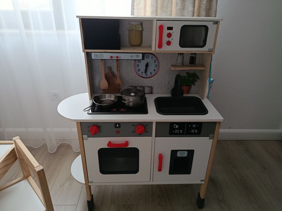 Vând bucătărie cu accesorii+ masa cu scaune  copii