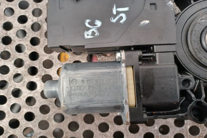 Motoras macara geam fata stanga 0130822451 Volkswagen VW Passat B6