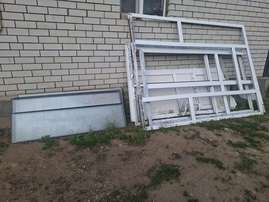 Продам пластиковые рамы со стеклом