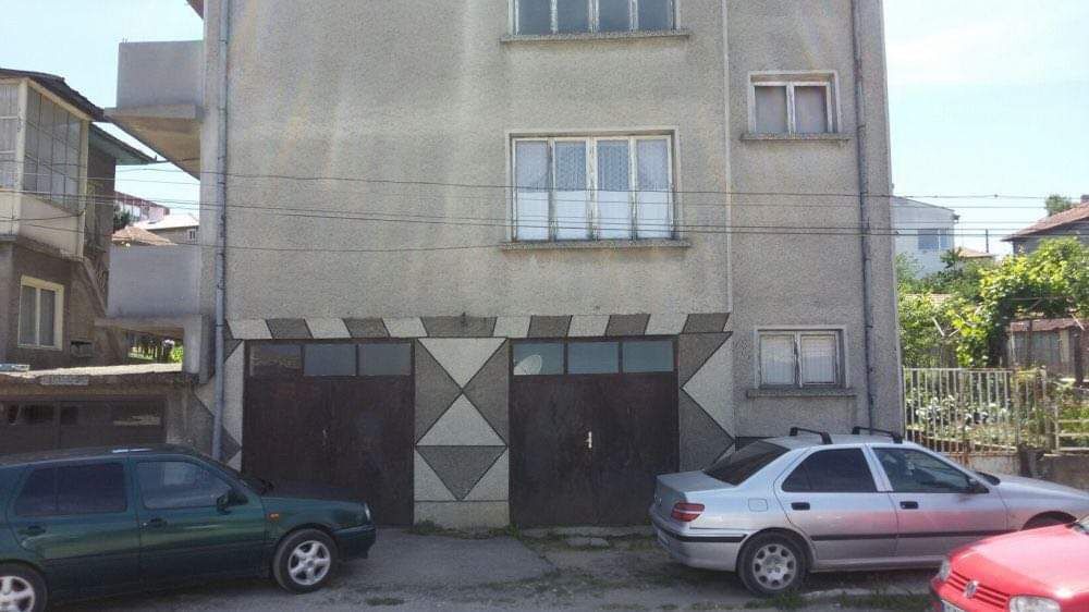 3 етажно жилище с дворно място