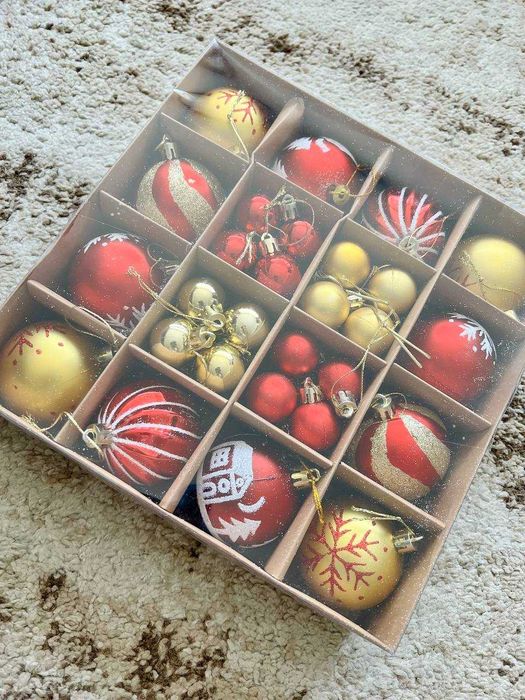 Комплект от 44 броя топки за елха с различни размери, червено и златно