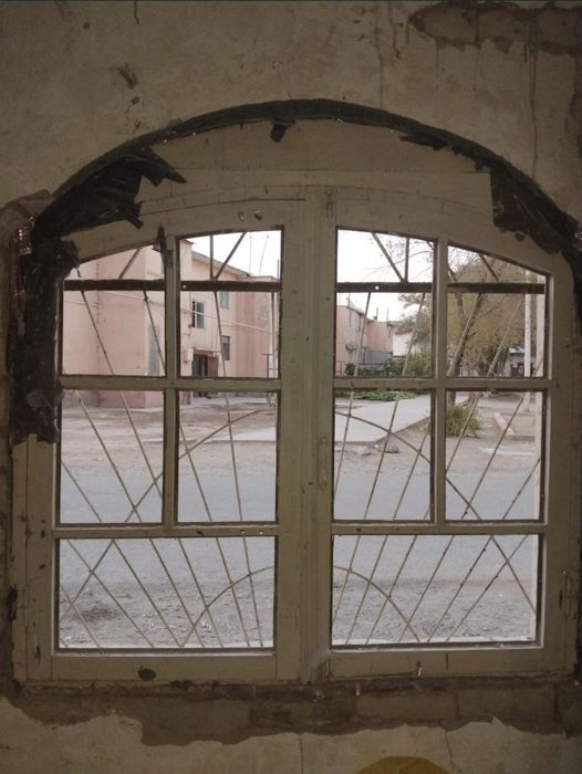 Эшик ойнаси билан сотилади