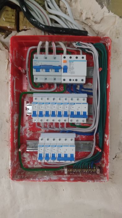 Eliktirik xizmat va Quyoshpanelarini ustanofka qilish  xizmatlari  bor