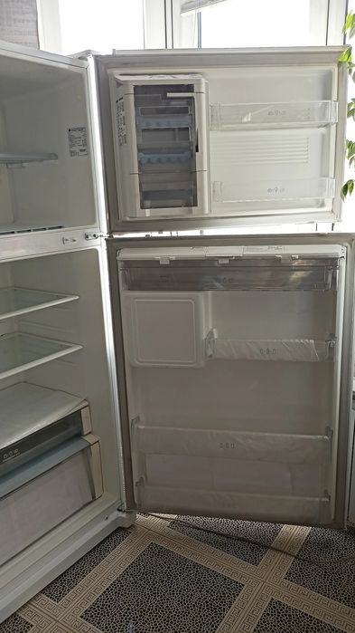 Холодильник большой продам