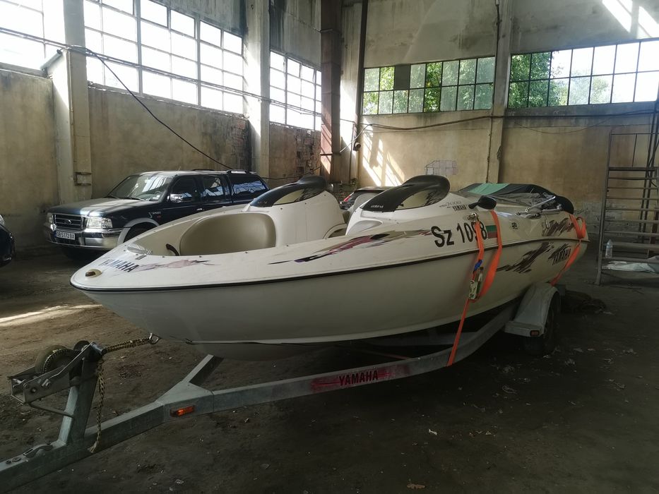 Лодка Yamaha 270 с колесар