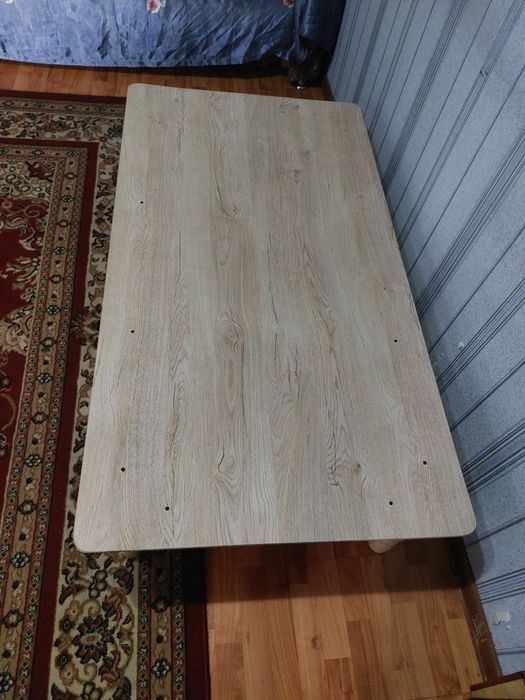 Stol sotiladi. Deyarli yangi