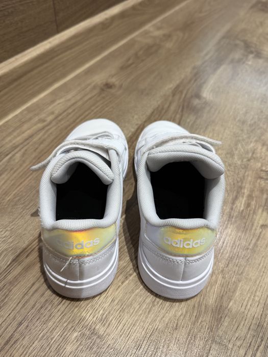 Продавам детски маратонки ADIDAS