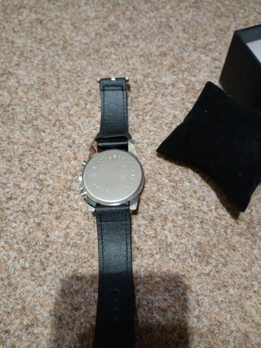 Мъжки часовник сребрист с черна каишка