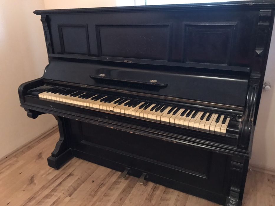 Vând pianina in stare bună