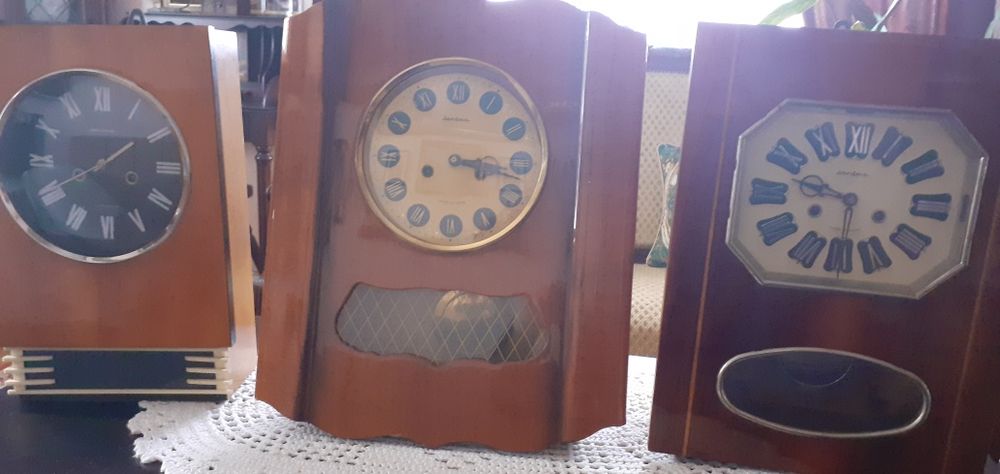 Стенен часовник Янтар