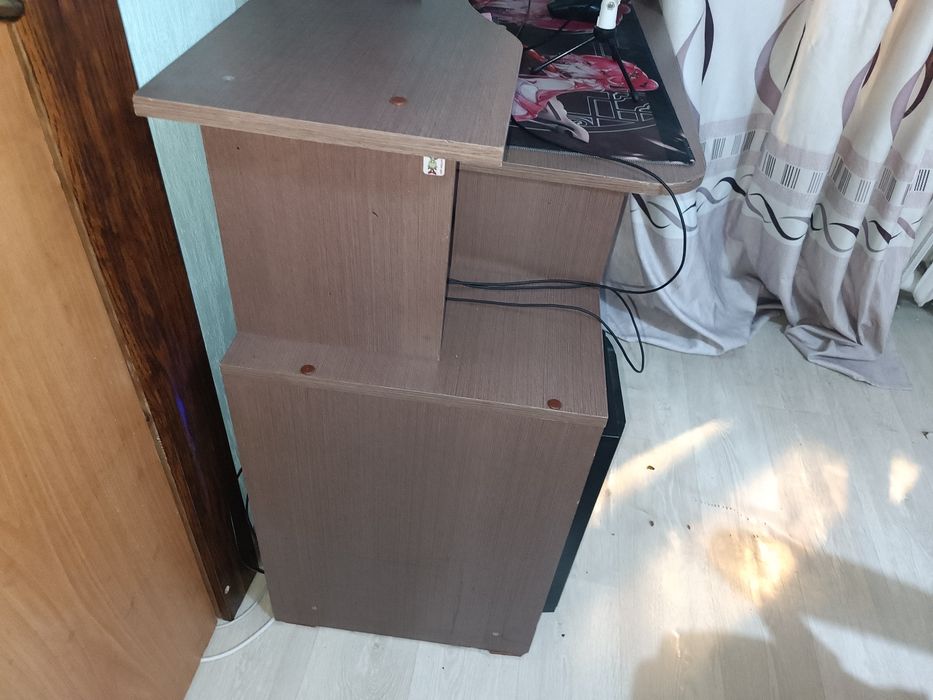 Компьютерный/ письменный стол с полочками б/у
