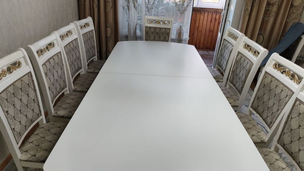 Стол с 12 стулями