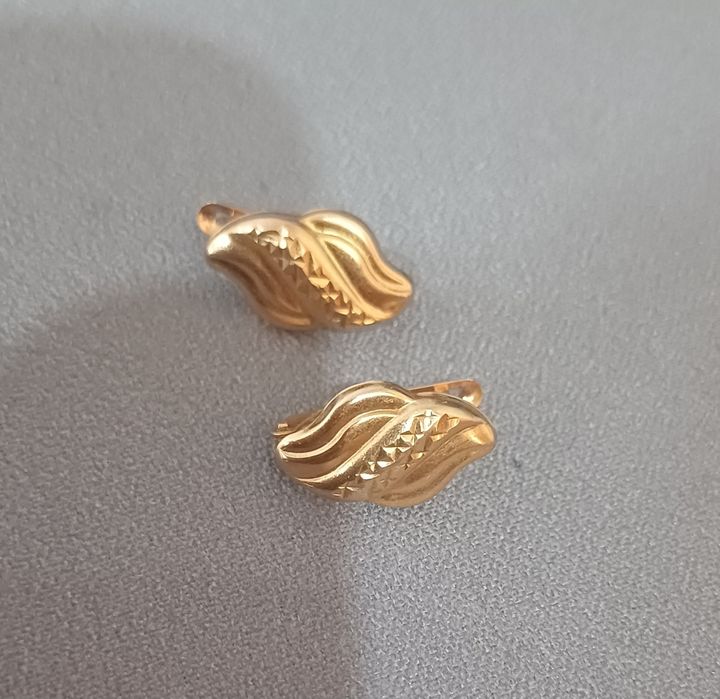 Продам золотые серьги