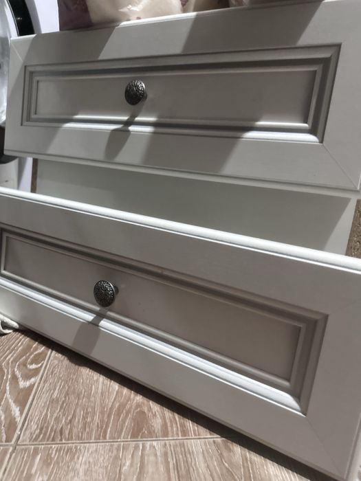 Шкаф, сервант в хорошем состояний.