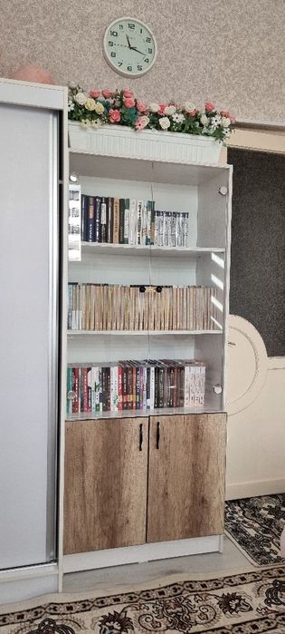 Книжный шкаф сотилади