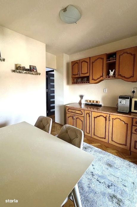 Apartament cu trei camere de vânzare, renovat complet, central