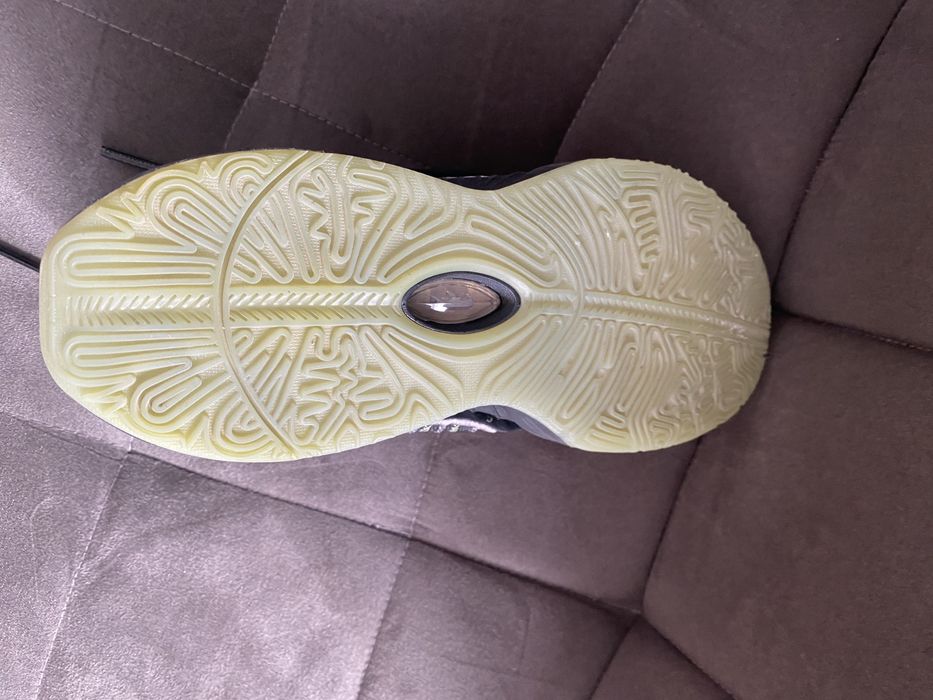 Vând adidasi de baschet LeBron 21