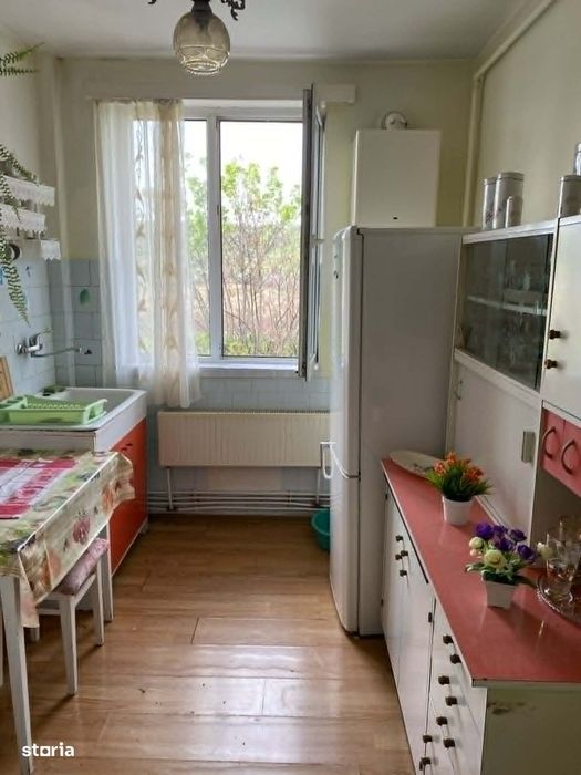 Apartament de vânzare cu 3 camere zona Micro 1
