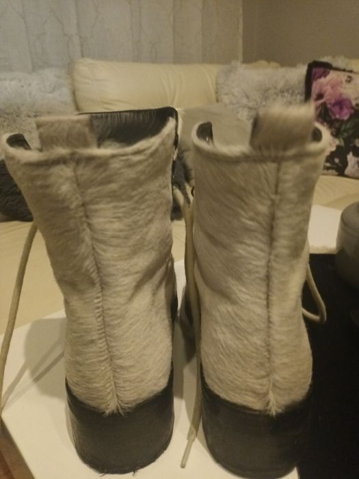 Боти бели естествена кожа и козина