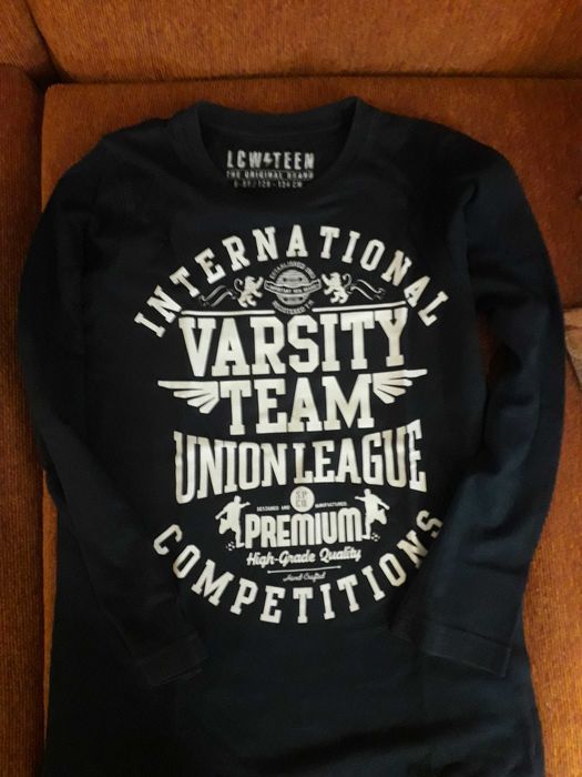 Продавам блузи и ризи момче