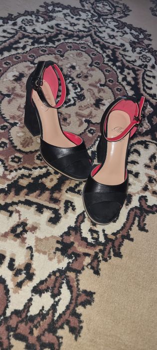 Продам новые босоножки.