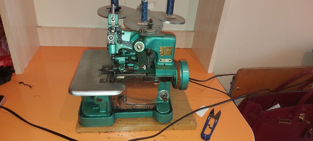 Бытовой Оверлок трехнитка