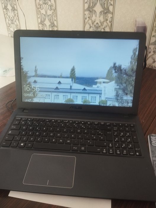 Noutbuk Asus Xolati yangi, Avbi yoq, RAM 4GB. HARD 1 TB,