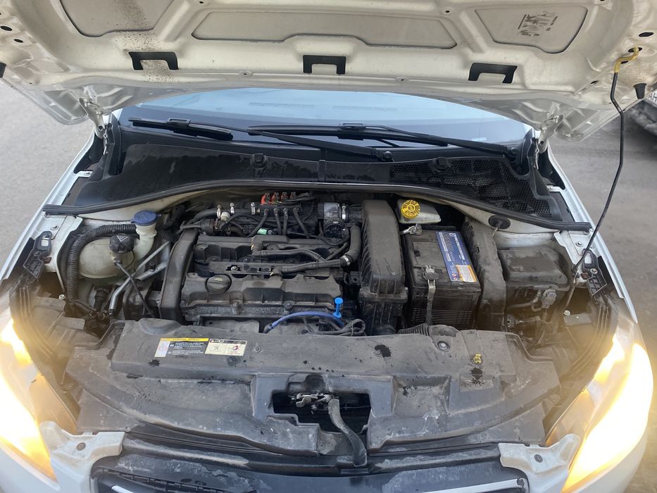 Пежо 301 год 2013  1,6 об