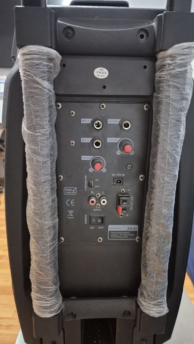 Vand boxa AKAI in stare buna de functionare